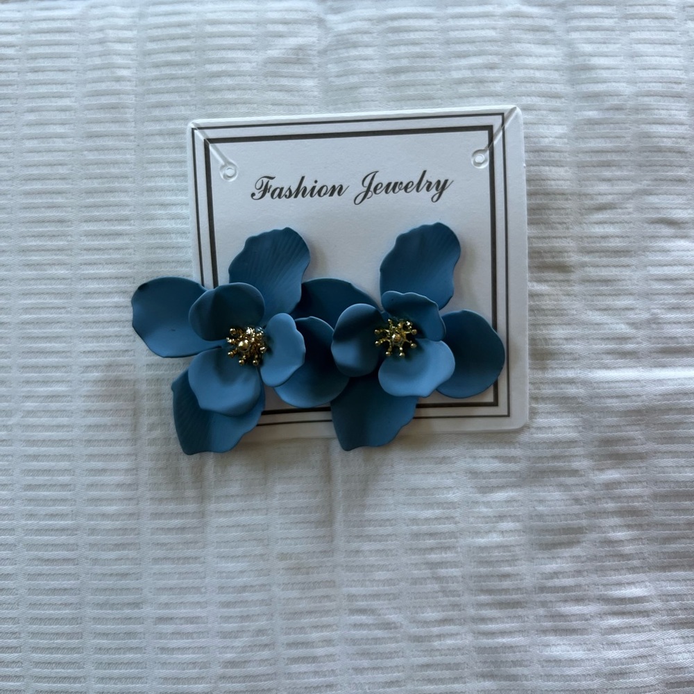 Beautiful blue grey earrings. Perfect for a wedding, something blue 💙